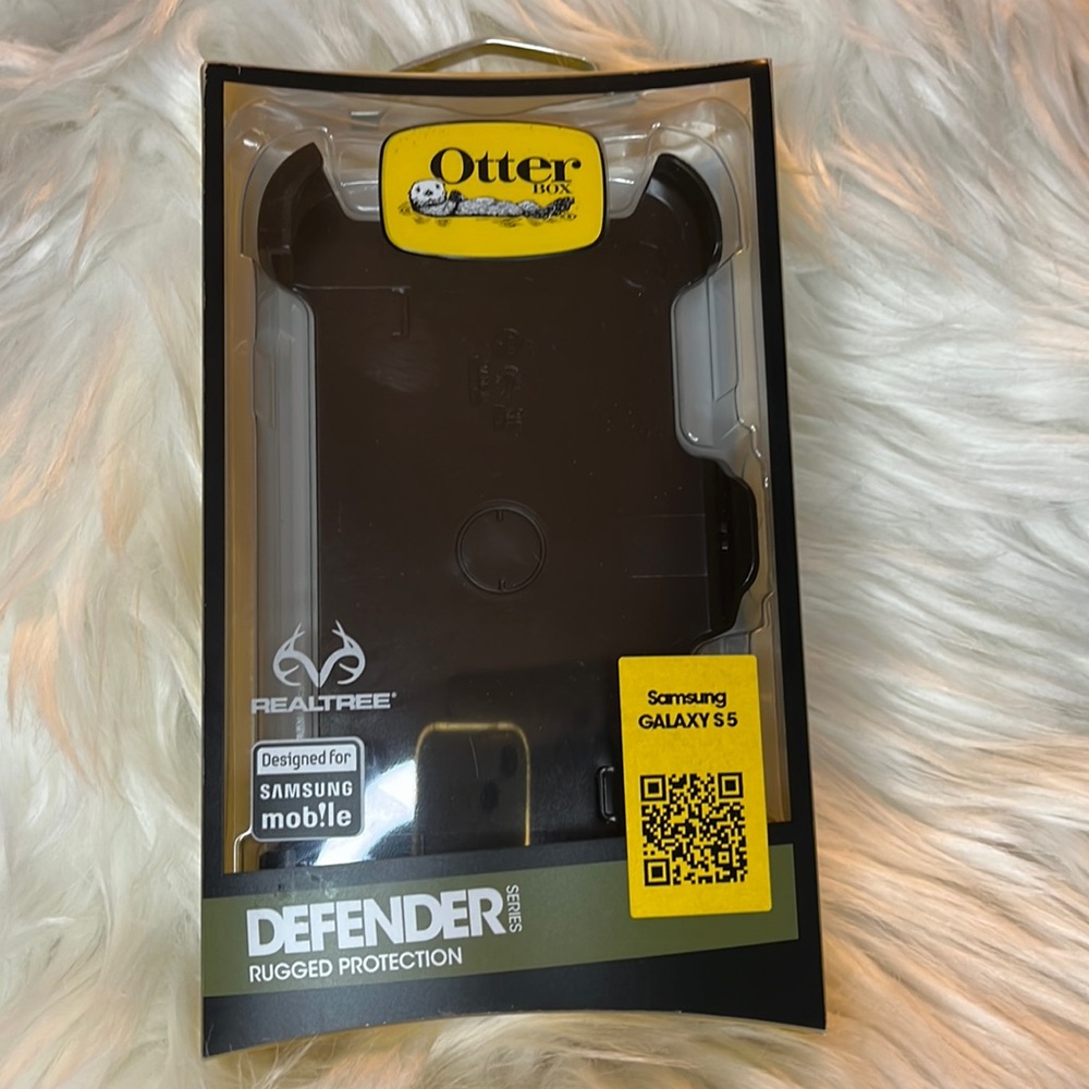 Otter Box Realtree Defender series rugged protection for a Samsung Galaxy S5.